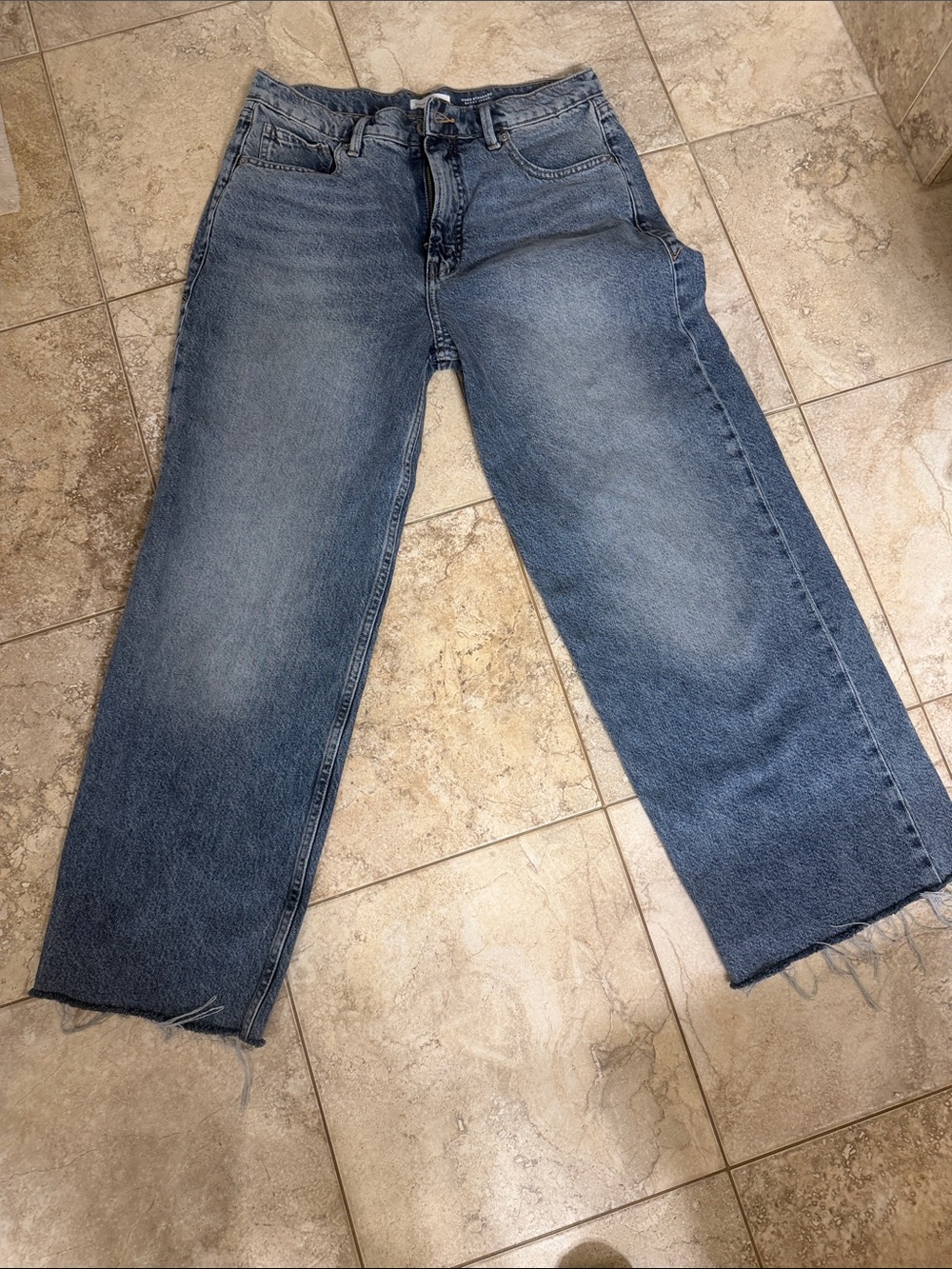 Good American Relaxed Straight Jeans in Faded Blue